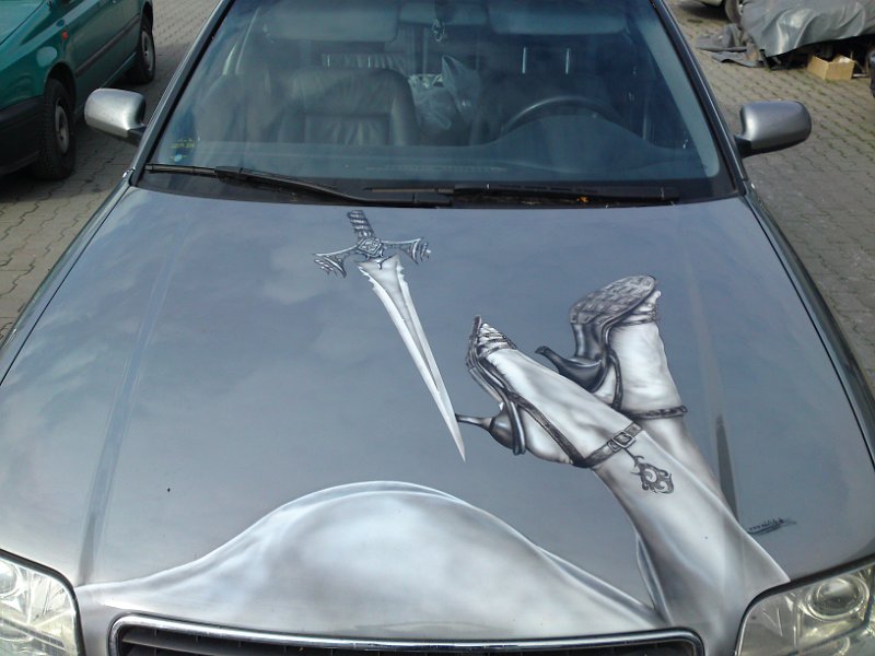 Motorhaube - Schwert und Hintern (2).JPG